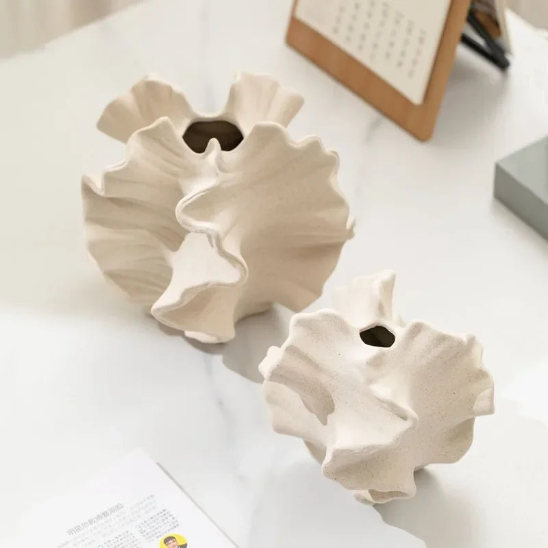 vase céramique porcelaine moderne beige clair relief sculptural plumes séchées fleur artificielle opaque organique