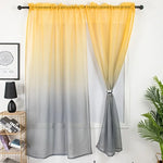 Voilage dégradé jaune et gris installé sur une tringle noire dans un intérieur moderne avec plantes et lampe noire décorative.