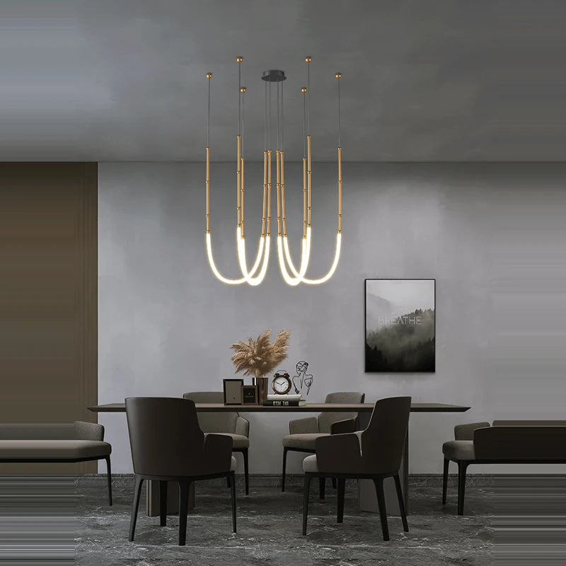 Lustre allumé avec éclairage blanc chaud dans un intérieur contemporain
