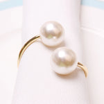 broches classiques dorées strass bracelet classique soie blanche anniversaire mariage décoration table