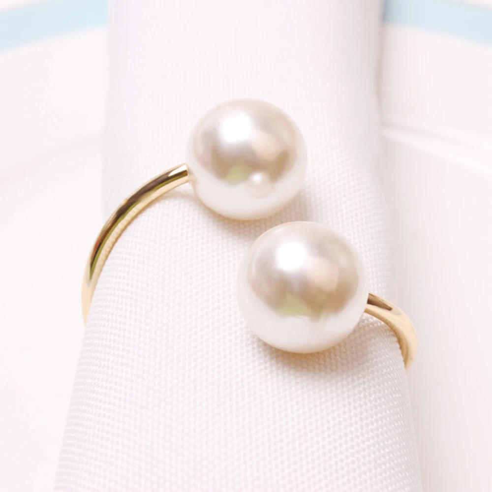 broches classiques dorées strass bracelet classique soie blanche anniversaire mariage décoration table