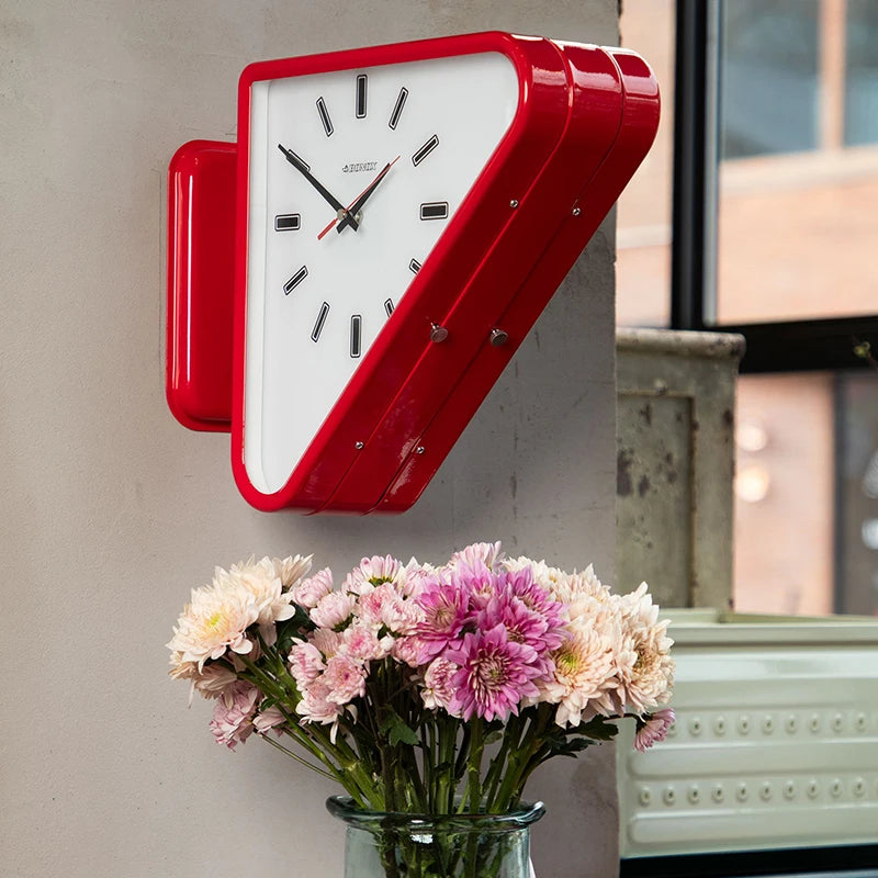 horloge murale vintage rouge noir argentée décoration salon rétro fixations visibles cadrans rectangles noirsOpaque