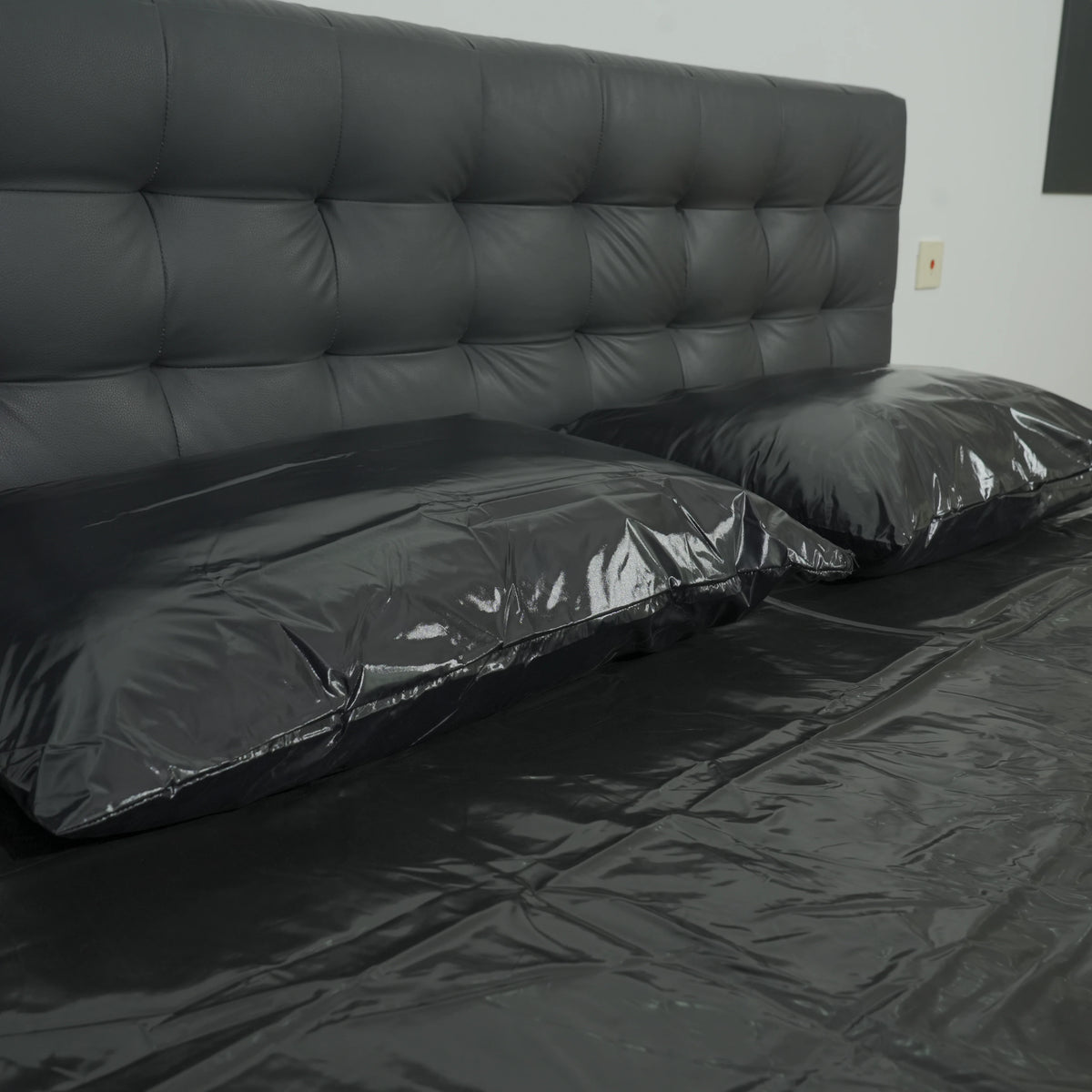 taies d'oreiller noires imperméables fermeture éclair aspect plastique moderne 51x71cm
