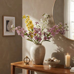 décoration intérieure moderne bouquet fleurs artificielles violet rose blanc jaune vase rectangulaire
