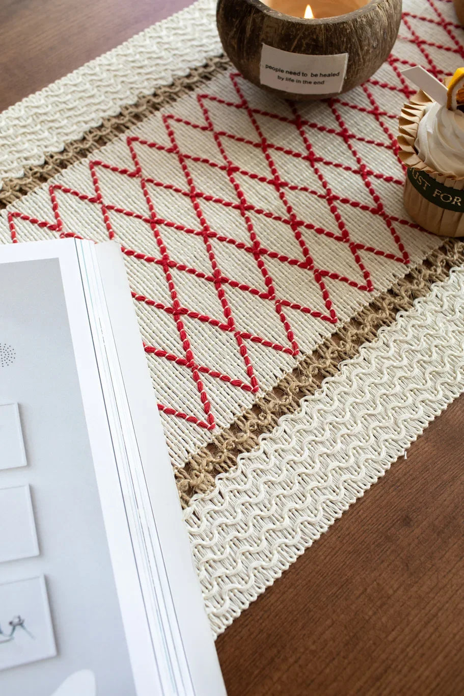 serviette table géométrique blanc rouge beige moderne ethnique