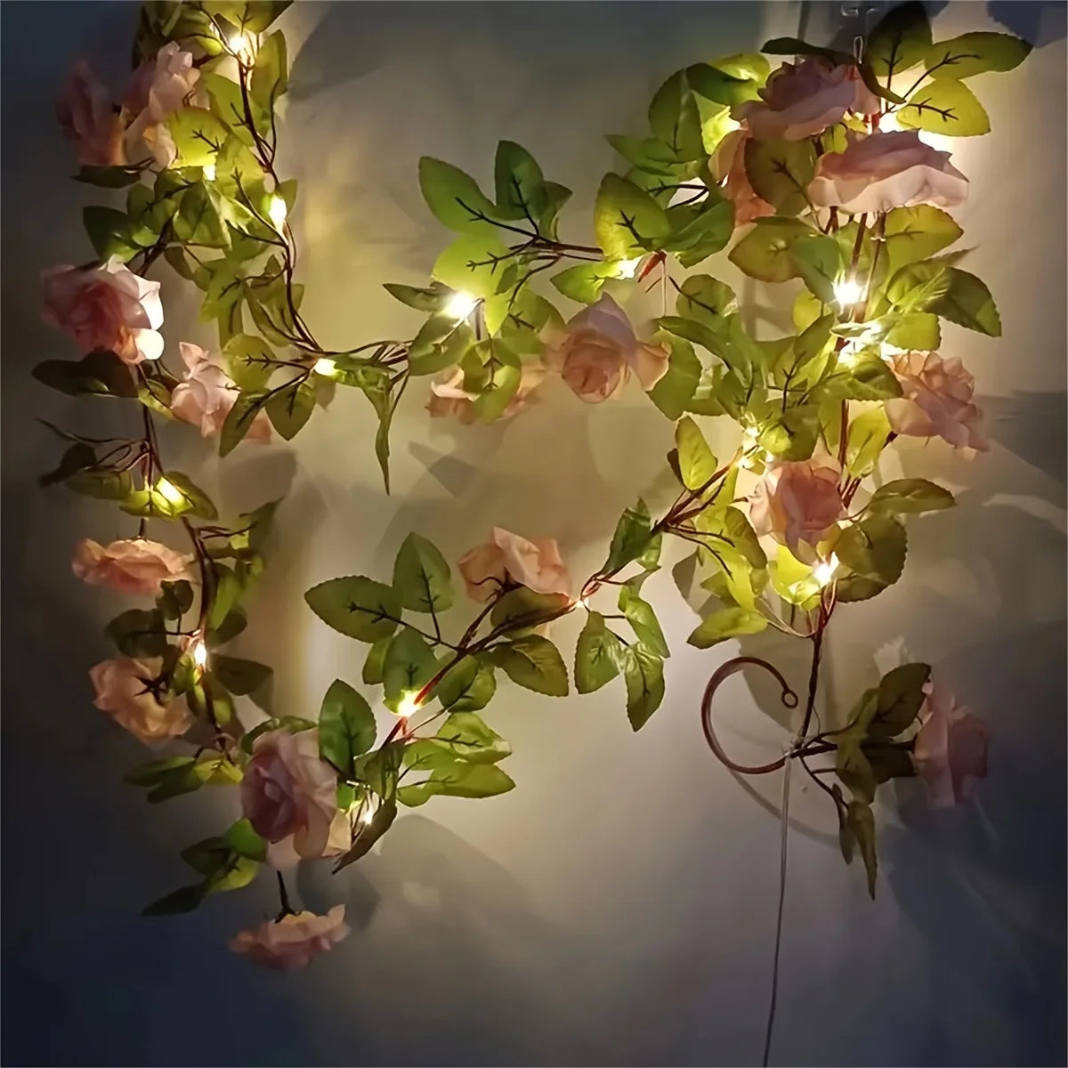 décoration intérieure guirlande lumineuse fleurs roses feuillage vert mariage romantique festive polyester led piles