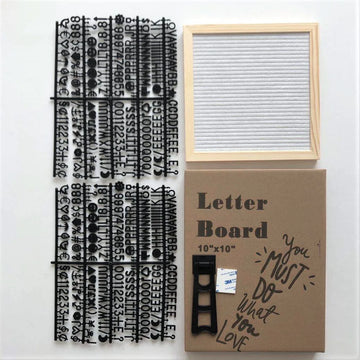 tableau lettres feutre gris bois clair moderne minimaliste support mural intégré alphabet deco chambre