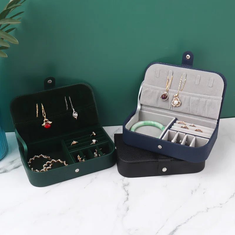 boîte bijoux cuir velours moderne compartiments pochettes sac bijoux vert bleu marine gris cliquet