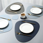 tapis table moderne gris bleu rose assiettes fourchettes cuillères tasses citrons texture cuir respectueux