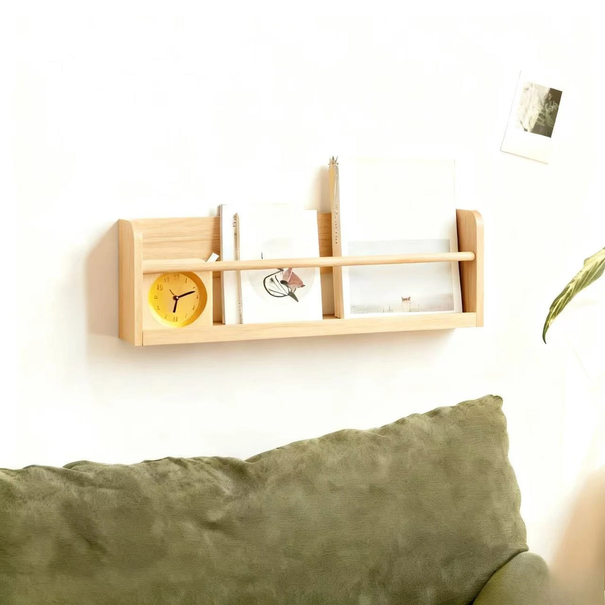 étagères murales bois naturel minimaliste horloge cadre photo vase lunettes plantes chambre salon