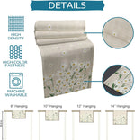 Une serviette de cuisine en tissu durable et facile à entretenir, ornée de délicates fleurs de camomille sur un motif blanc.