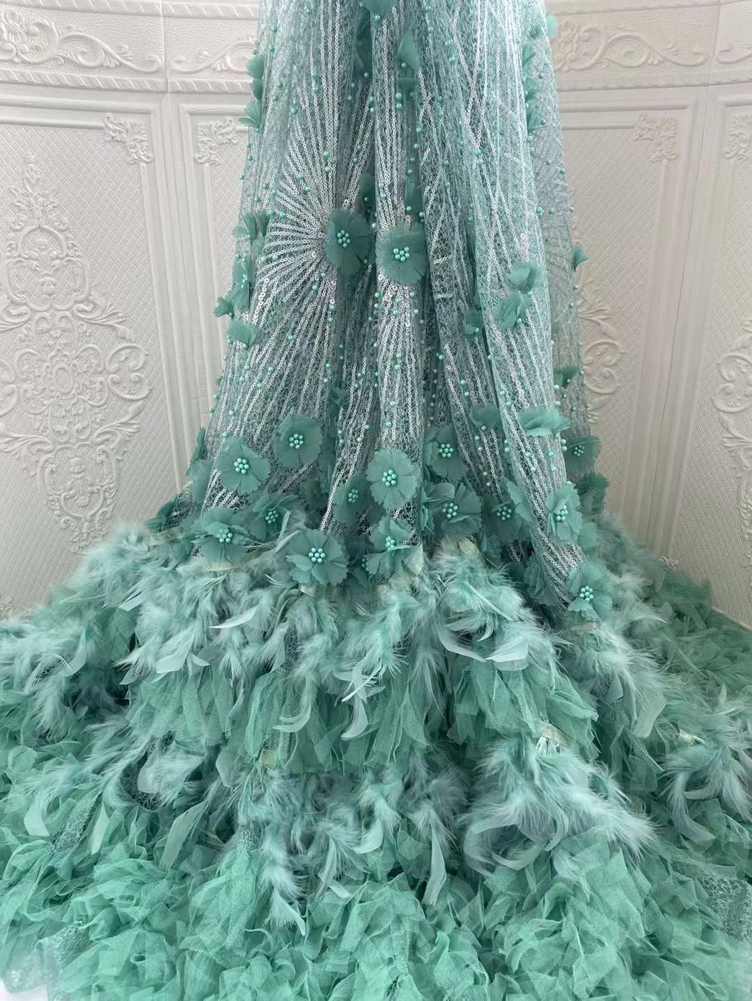 tissu dentelle plumes brodées élégantes fleurs relief translucide bleu clair vert rose violet