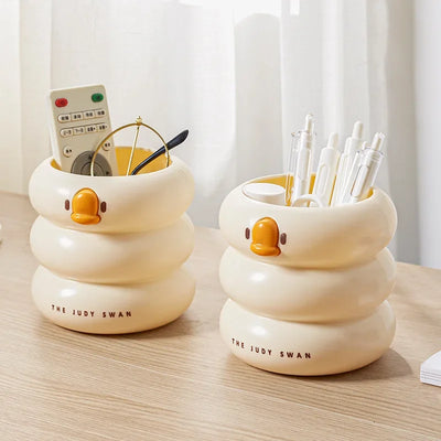 Pot à crayons rond mignon en plastique blanc sur un bureau