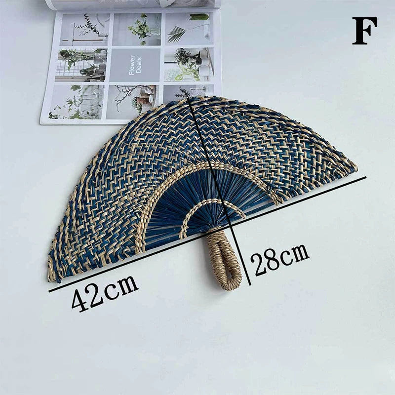 éventail pliant tissé raphia motifs géométriques naturel vert bleu marron jaune anneaux métalliques traditionnel