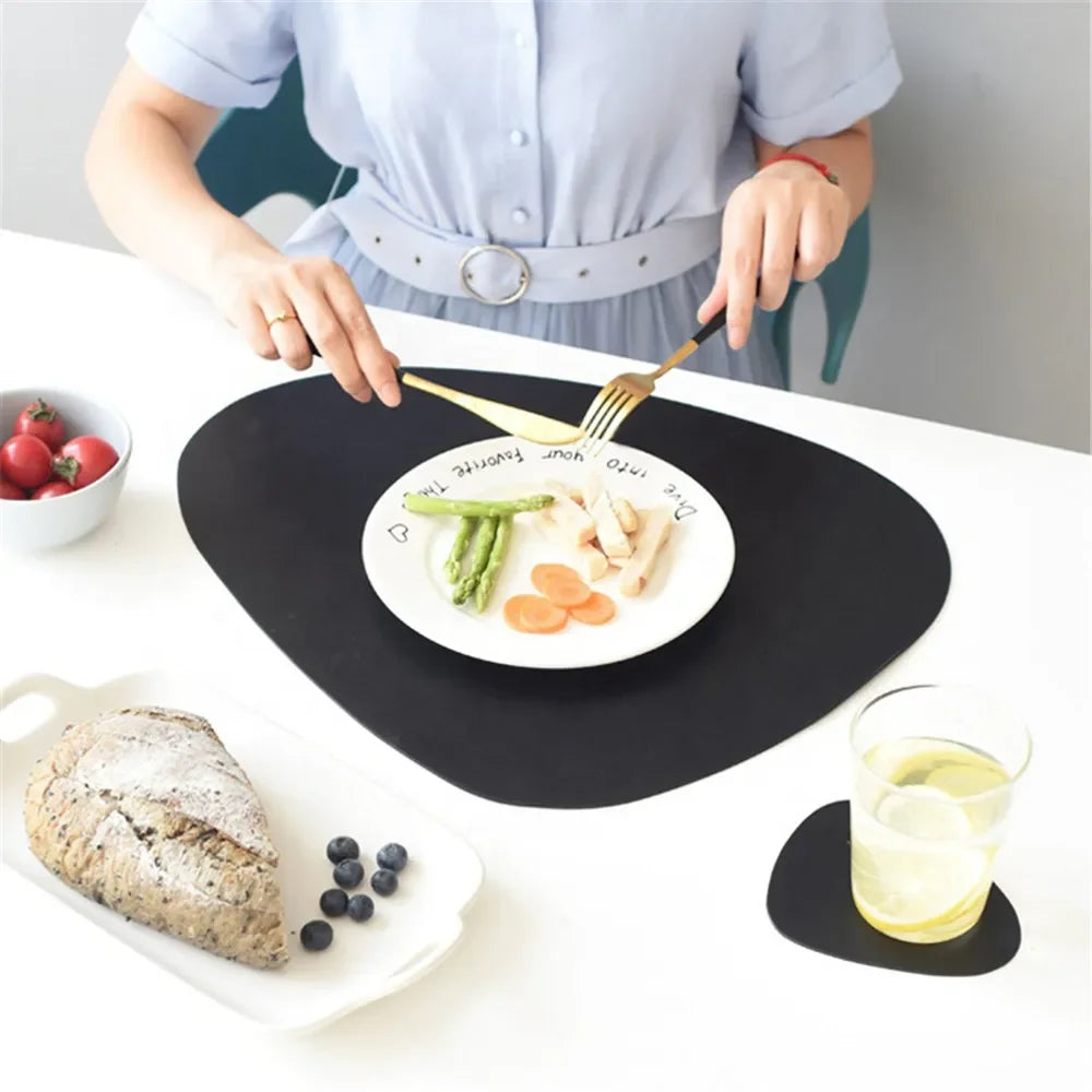 tapis table moderne bleu marine noir gris opaques uni sans fixation objets table