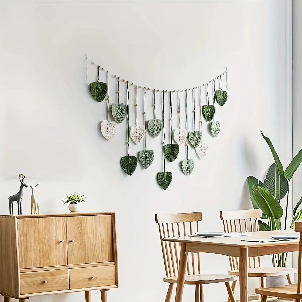 Détail du tissage de la plume en macramé