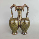 Vase en céramique vintage à deux poignées, avec une texture et une couleur vert olive uniques.