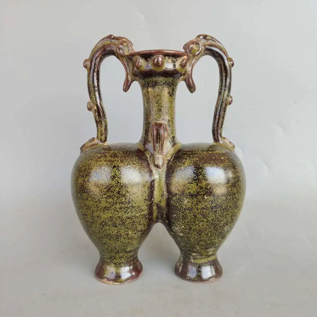 Vase en céramique vintage à deux poignées, avec une texture et une couleur vert olive uniques.