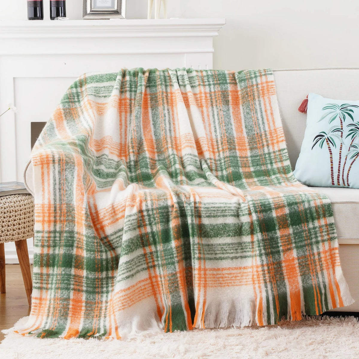 Couverture à carreaux verts et oranges, tissage texturé et franges, élément décoratif et confortable pour la pièce.