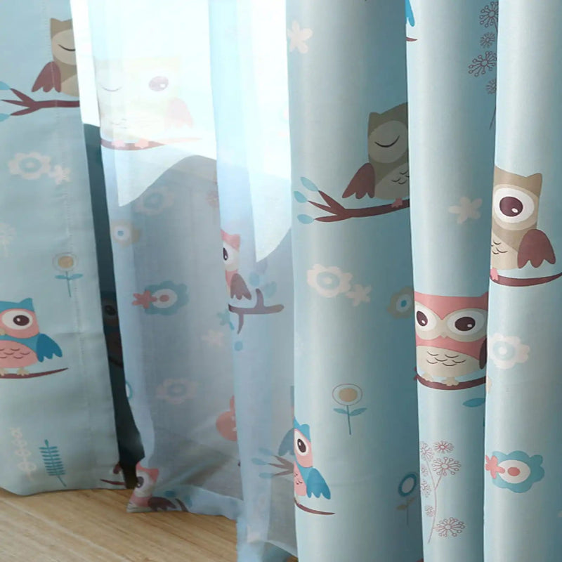 Rideau enfant motif hibou dans les tons bleus, parfait pour ajouter une touche de fantaisie à la chambre des petits. Ce rideau amusant avec ses hiboux colorés offre une ambiance joyeuse et apaisante, idéal pour la décoration de la chambre des enfants. Ce produit est une excellente solution pour apporter une touche de couleur et de légèreté à un espace de vie.