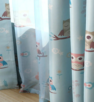 Rideau enfant motif hibou dans les tons bleus, parfait pour ajouter une touche de fantaisie à la chambre des petits. Ce rideau amusant avec ses hiboux colorés offre une ambiance joyeuse et apaisante, idéal pour la décoration de la chambre des enfants. Ce produit est une excellente solution pour apporter une touche de couleur et de légèreté à un espace de vie.