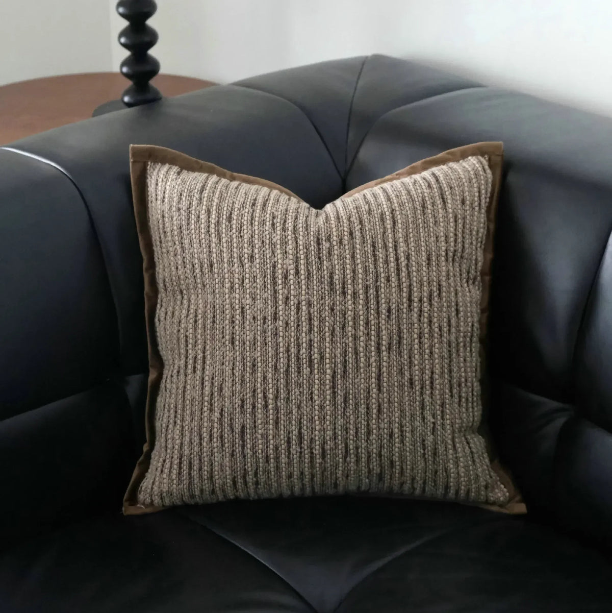 coussin carré moderne marron clair brodé polyester texture tissée nordique décoration intérieure fixations decoration