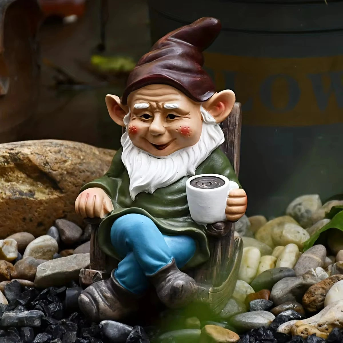 statue gnome jardin vert foncé bleu marron blanche chaise bascule tasse blanche aspect vieilli