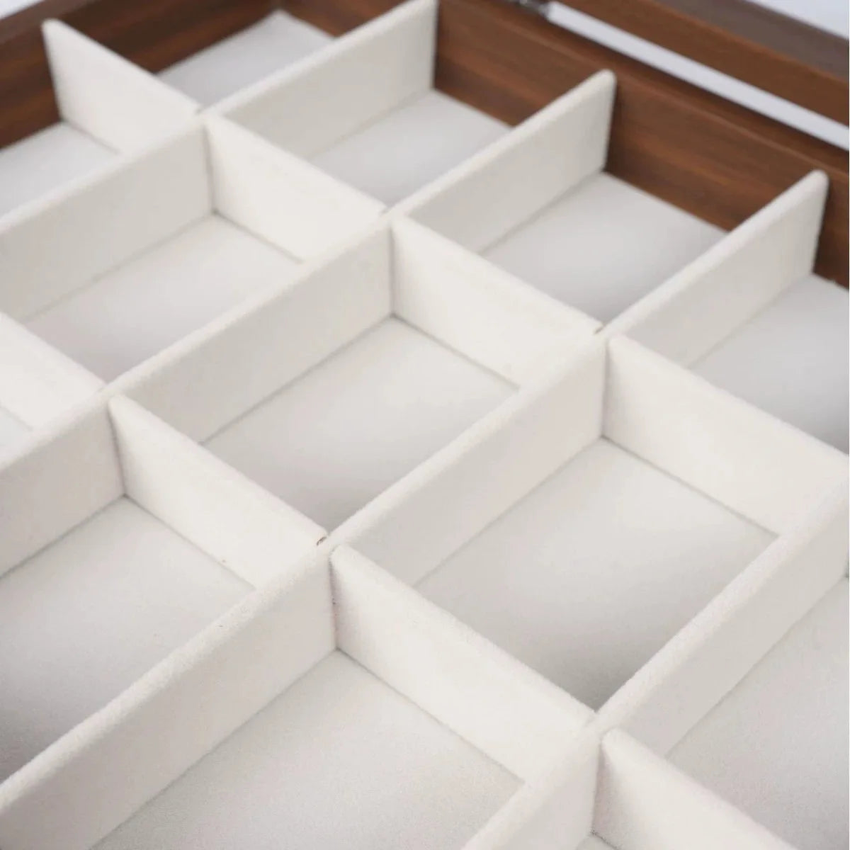 boîte rangement bijoux 33cm 22cm 24 compartiments bois marron clair velours blanc cadenas classique