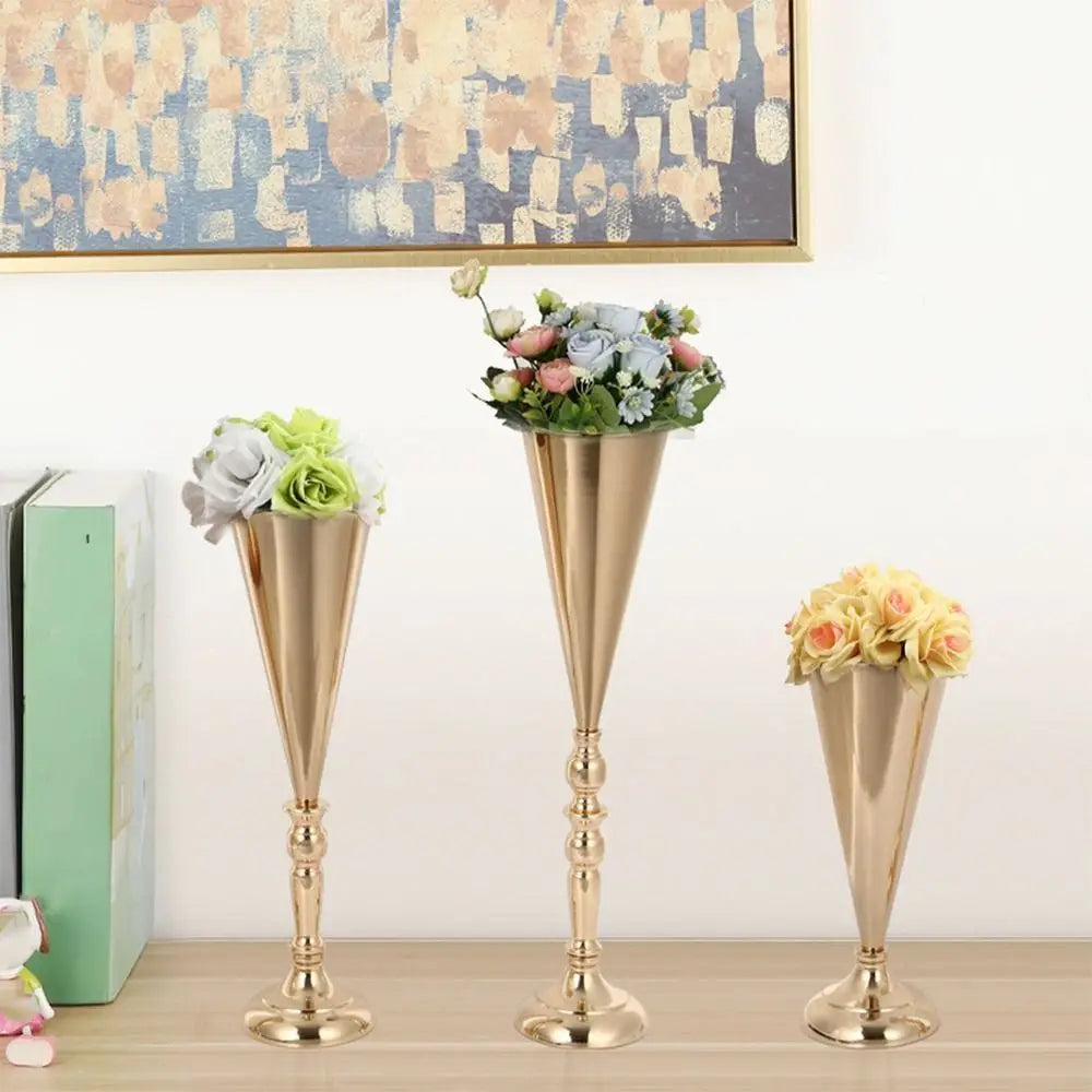 vases dorés classiques ornements floraux fleurs artificielles table mariage romantique