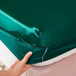 Drap-housse en satin gris foncé dans une chambre décorée
