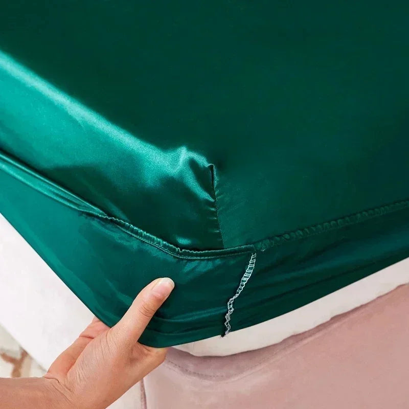 Drap-housse en satin gris foncé dans une chambre décorée
