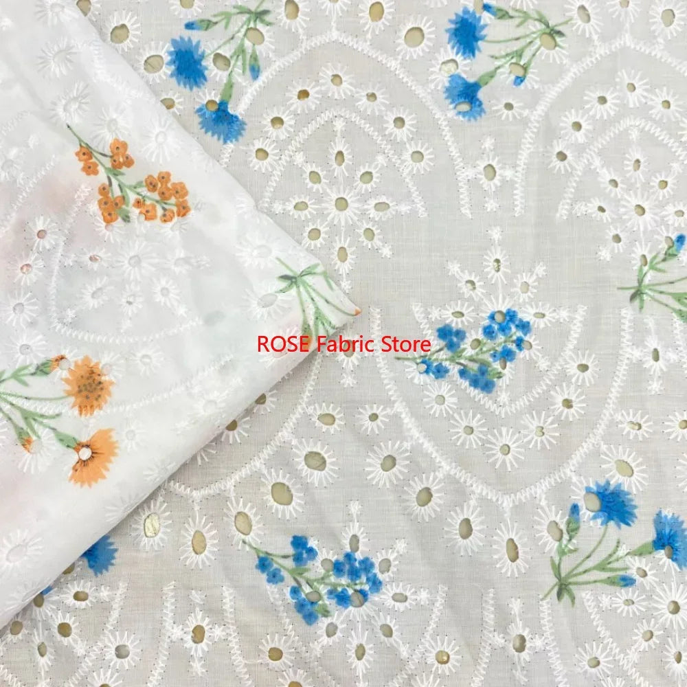tissu brodé fleurs colorées fond blanc motifs géométriques opacité traditionnel robe chemisier rideau
