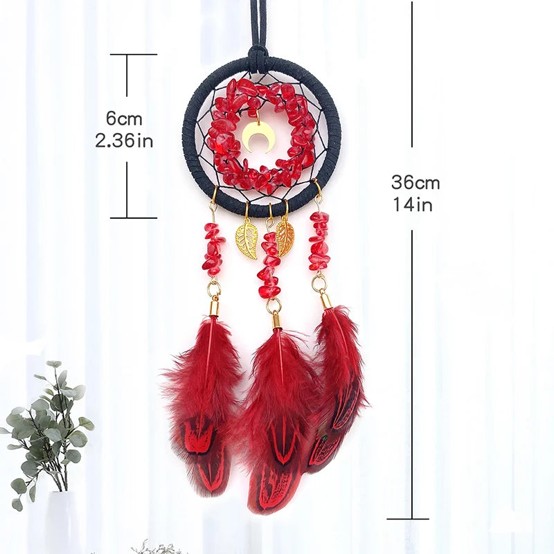 Capteur de rêves décoratif en forme de coeur avec des pierres rouges, des plumes rouges et une boucle suspendue.