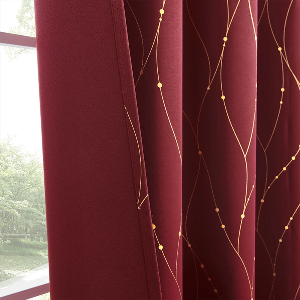 rideaux opaques festifs rouge doré motifs ondulés texturés décoratif éléments noël