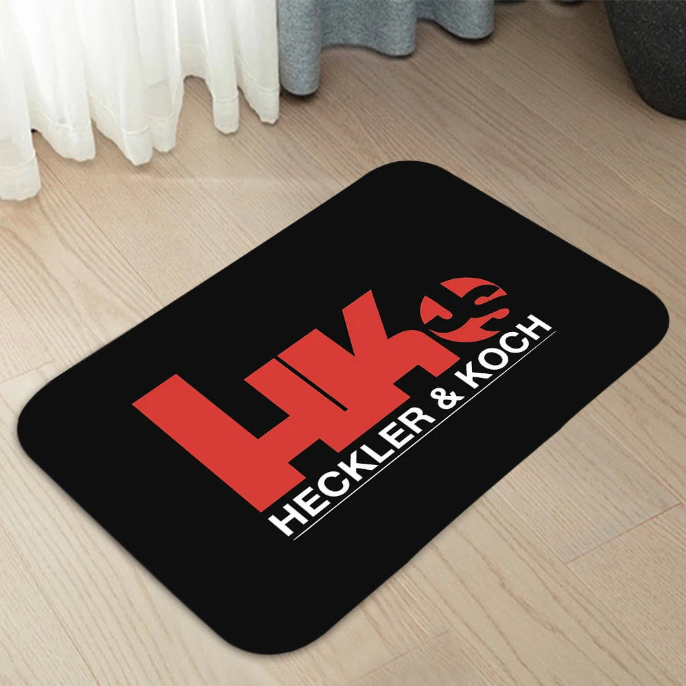 tapis moderne graphique h&k logo noir rouge salon antidérapant polyeste mousse