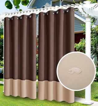 Vue alternative des rideaux extérieurs marron et beige suspendus sous une pergola, en tissu imperméable.