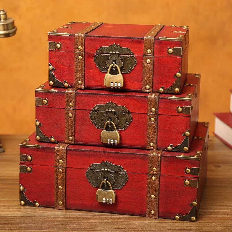 boîte rangement bois rouge marron vintage serrure code poignées métalliques cadenas accessoires photo decoration