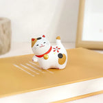 statuette chat céramique artisanale fleurs pois rubans couleurs vives décoration intérieure traditionnelle japonaise anniversaire