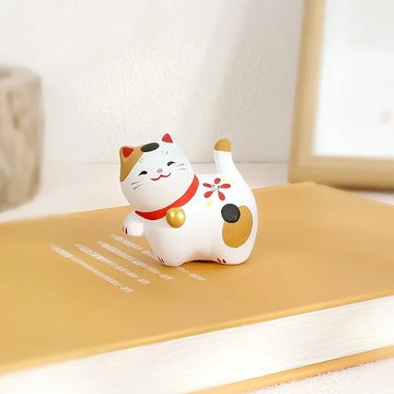 statuette chat céramique artisanale fleurs pois rubans couleurs vives décoration intérieure traditionnelle japonaise anniversaire