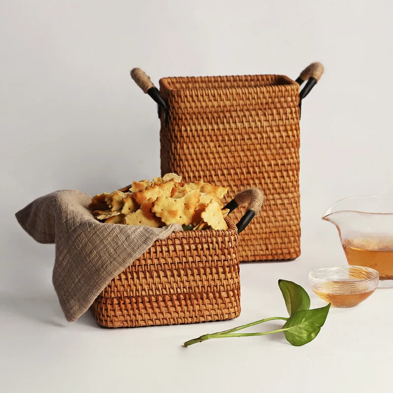 paniers tissés rotin marron clair plateau service rustique naturel poignées bois respectueux environnement