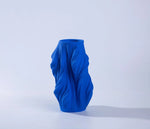 Vase contemporain porcelaine blanche noire bleue plissé moderne simple decoration table