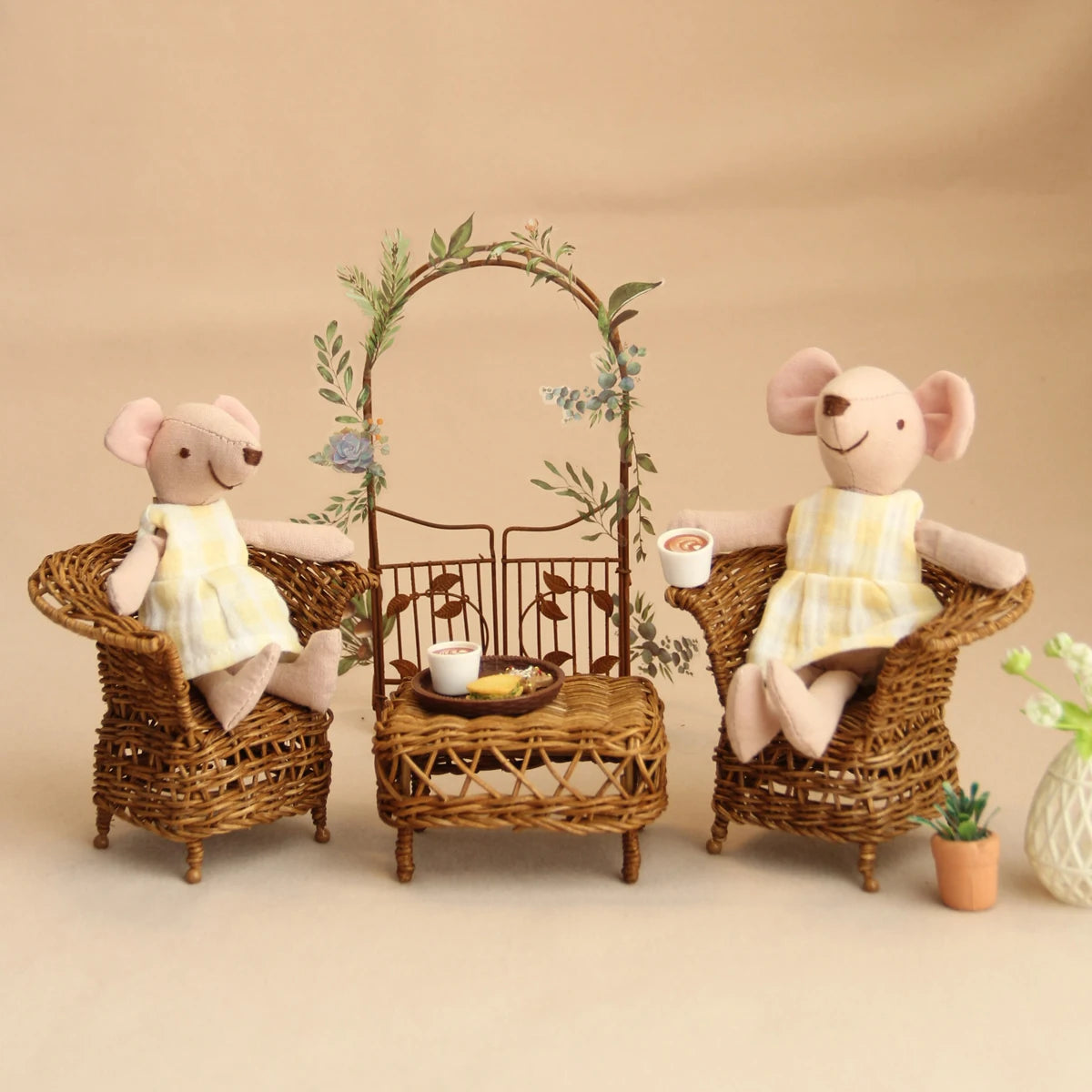 meubles miniature bohème marron clair tressage apparent fauteuils table basse coussins arche décorative souris