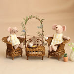 meubles miniature bohème marron clair tressage apparent fauteuils table basse coussins arche décorative souris