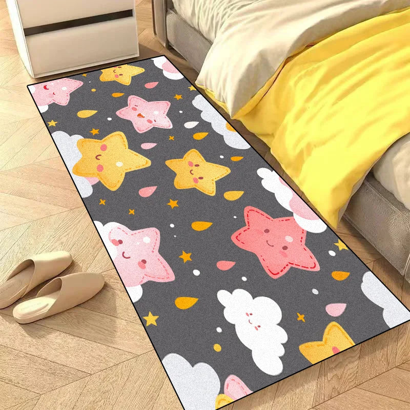 Tapis décoratif avec des motifs mignons d'étoiles et de nuages sur un fond gris foncé, créant une ambiance chaleureuse et ludique pour la chambre d'enfant.
