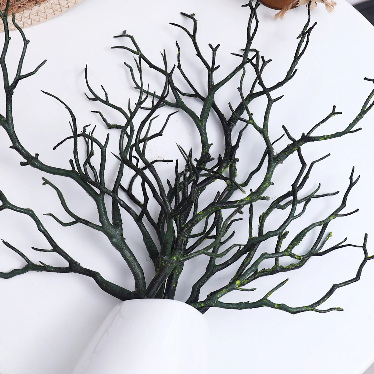 décoration intérieure branche artificielle vert foncé blanc vase boîte papier panier osier decoration plantes
