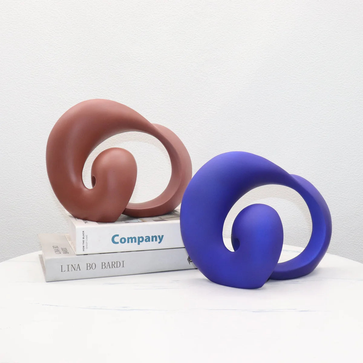 Sculpture abstraite moderne marron bleu rouge formes organiques contemporain minimaliste