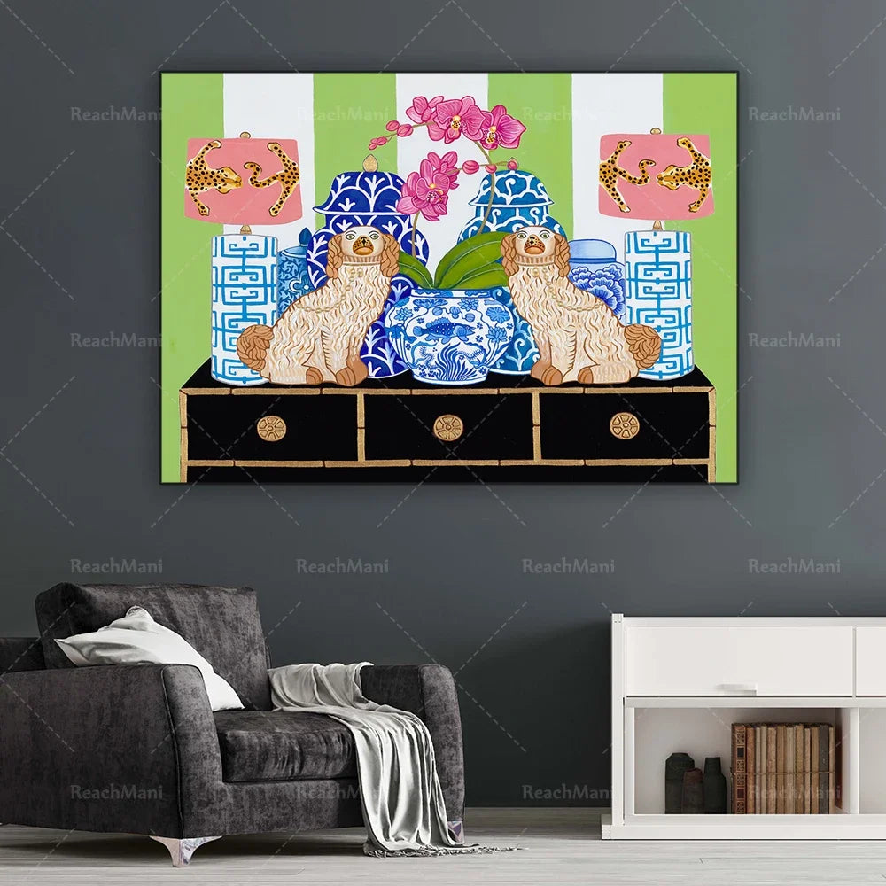 Une peinture murale colorée avec deux statues de chiens en porcelaine bleu et blanc sur une étagère à trois tiroirs ornée de motifs floraux.