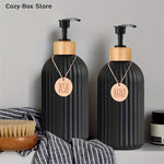 flacons savon liquide marron noir blanc rayures modernes pompes pression étiquettes bois shampoo conditioner