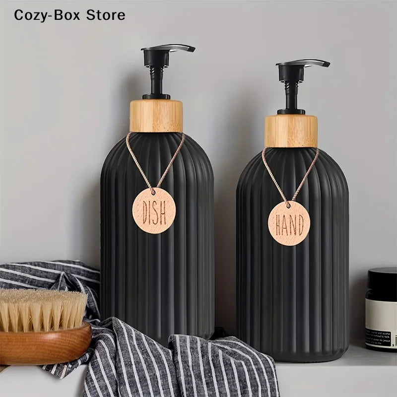 flacons savon liquide marron noir blanc rayures modernes pompes pression étiquettes bois shampoo conditioner