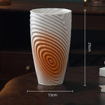 vase moderne rayures diagonales blanc orange rouge décoration maison arrangement floral